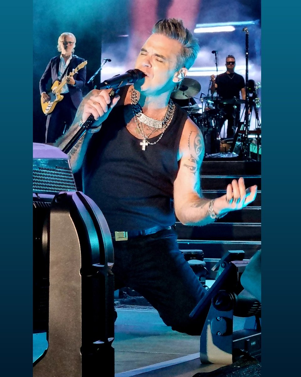 jenh4192's tweet photo. Nearly 3 years since I have seen @robbiewilliams live and turns out it was worth the wait! Amazing gig in Bonn! I definitely still love him! 🥰 https://t.co/ufGenux29C