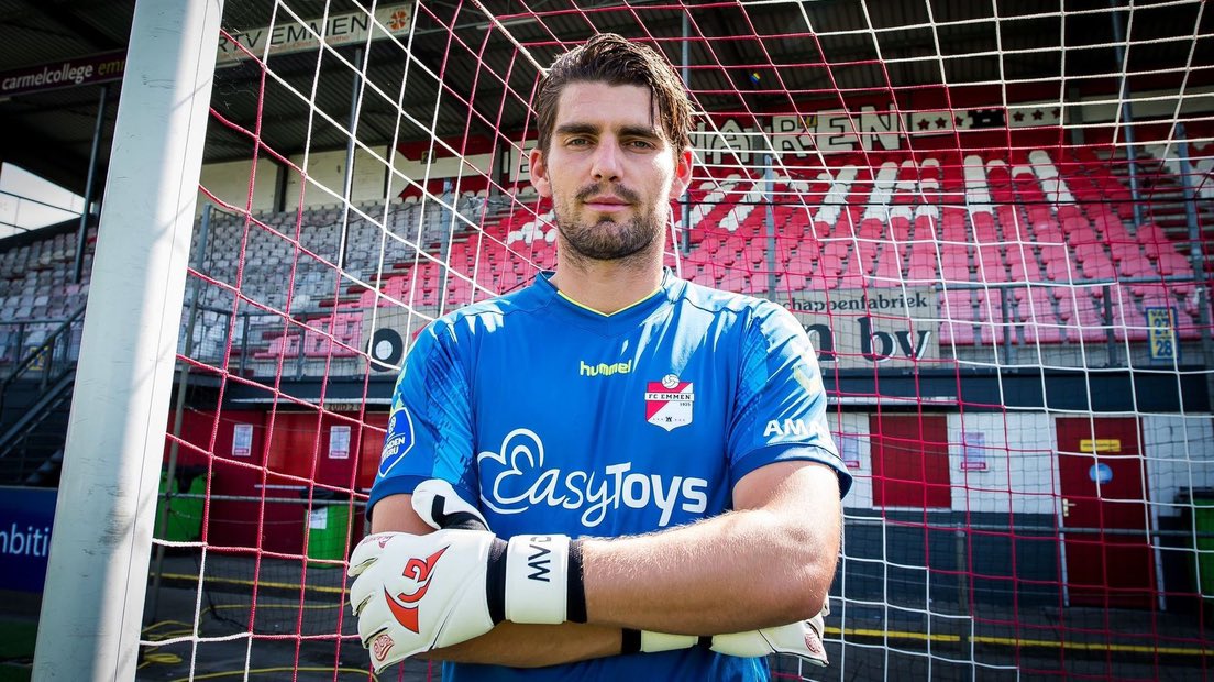 Vlak voordat Mickey van der Hart tekende bij <a href="/FC_Emmen/">FC Emmen</a> kwam hij langs bij ons! Een enerverend gesprek over het mooiste wat er is: keepen! ❤️

Spotify: spoti.fi/3PWSHGk
Apple: apple.co/3PWqM9y