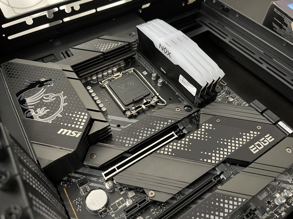 technika_builds's tweet photo. Ein super spannendes RGB Projekt erwartet uns als nächstes ❤️💙💚 - Wer RGB liebt muss das sehen 😊 … stay tuned!! @Caseking @msigaming_de @GlobalLianli @ApacerGlobal #rgb #morergb #lianlistrimer #rgb4tw #gaming #gamingpc https://t.co/rK0LJ7UcsU