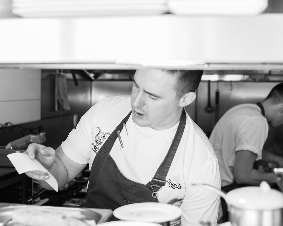 unrulypig's tweet photo. Ca marche! Chef/Patron Dave Wall calmly considering a long list of customer 'adjustments’ to his dish.
The customer is always right…😀
#cheflife #yeschef #publife #suffolklife #instagood #chefworld #kitchenpro https://t.co/gGNlldbdwP