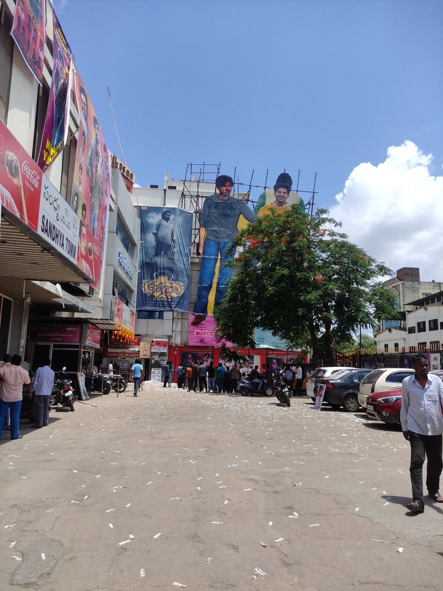 PG_4005's tweet image. Massive Crowd gathering at so called Fort Sandhya 🙏🙏

Janalu tappipotharu emo Jagratha roi