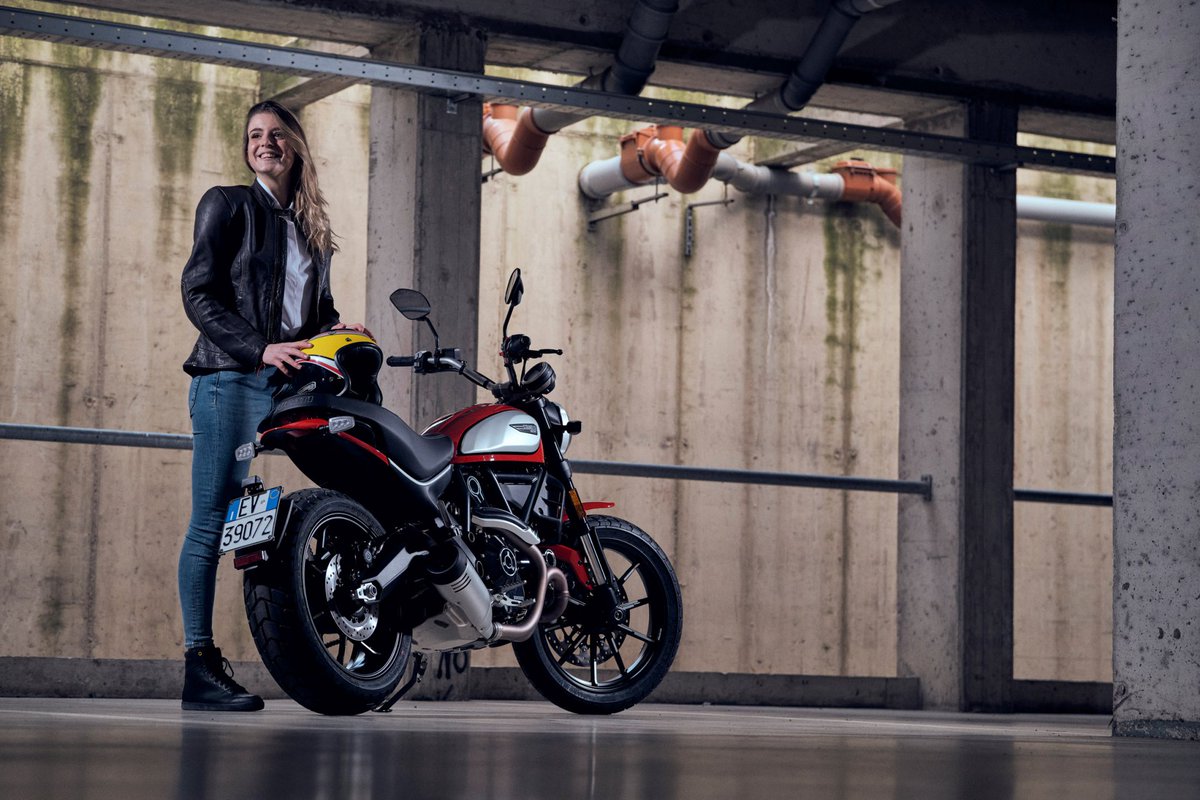 ducatiesp's tweet photo. 803 centímetros cúbicos de diversión y libertad. La elegante y moderna Scrambler Icon evoca la primera generación que cumple ahora su 60 aniversario. Entra en #Joyvolution
https://t.co/Q9Uj750Ijd
#ScramblerDucati #Icon #ScramblerIcon #ducatiscresp https://t.co/flvmuvYHa2
