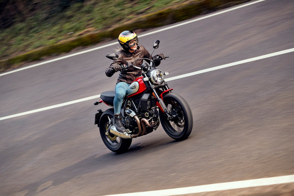 ducatiesp's tweet photo. 803 centímetros cúbicos de diversión y libertad. La elegante y moderna Scrambler Icon evoca la primera generación que cumple ahora su 60 aniversario. Entra en #Joyvolution
https://t.co/Q9Uj750Ijd
#ScramblerDucati #Icon #ScramblerIcon #ducatiscresp https://t.co/flvmuvYHa2