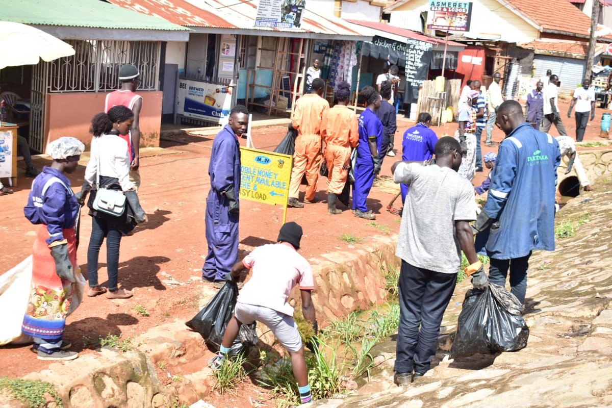 TakatakaPlastic's tweet photo. It’s not just about making our environment look good, it’s about keeping our planet and ourselves healthy!

We are so grateful for the incredible turnout at our last cleanup at Lacor Centre. It was heartwarming to see people come together for a common cause. 

#MakeGuluGreen https://t.co/Zk53g7syRj