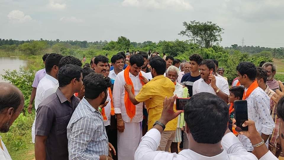 CPYogeeshwara's tweet photo. ಗಣೇಶ ಚತುರ್ಥಿ ದಿನವಾದ ಇಂದು ಮೂವತ್ತು ವರ್ಷಗಳ ಬಳಿಕ ಮೈದುಂಬಿದ ಮಾರ್ಚನಹಳ್ಳಿ ಕೆರೆಗೆ ಗ್ರಾಮಸ್ಥರೊಂದಿಗೆ ಬಾಗಿನ ಸಮರ್ಪಿಸಲಾಯಿತು https://t.co/73Tk0eWrzV