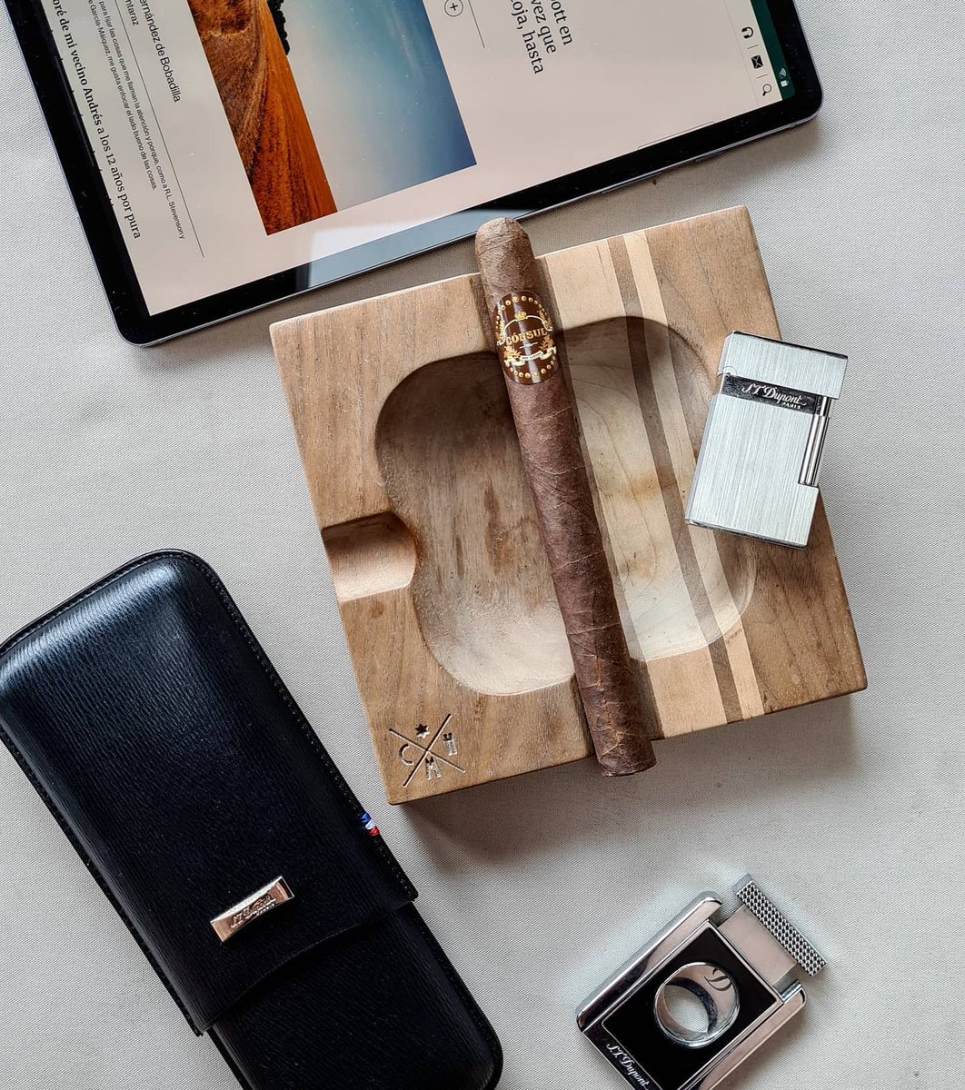 HugoMark01's tweet photo. El miércoles es un gran día con un gran tabaco nacional, CÓNSUL Maduro Vintage Corona Inmenso.

👉Wednesday  is a great day with a great national tobacco, CÓNSUL Maduro Vintage Corona Inmenso.
#clubmomentohumo #consulcigars #consulcoronainmenso #dossantoscigars #stdupont #cigars https://t.co/Zx3OLDmByA