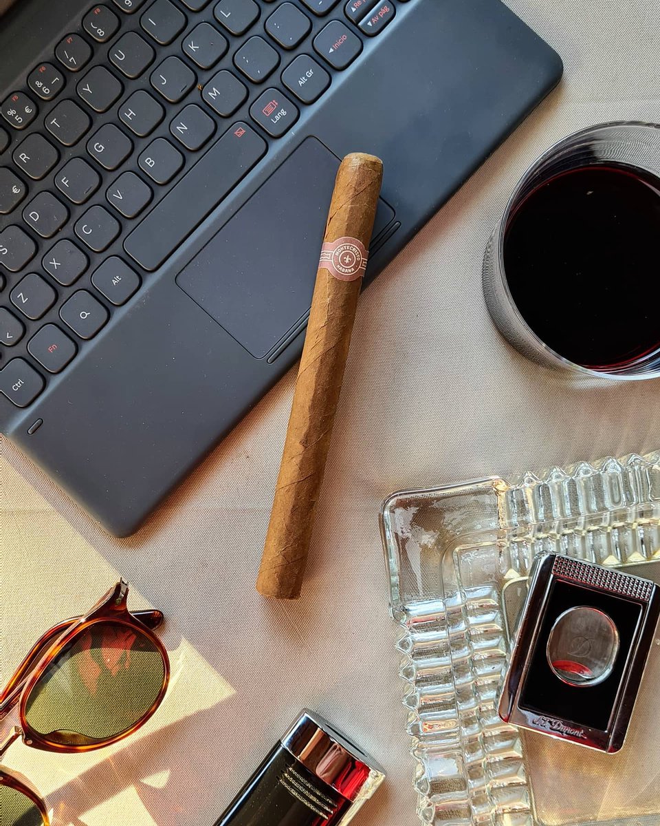 HugoMark01's tweet photo. El miércoles es un gran día con un gran tabaco nacional, CÓNSUL Maduro Vintage Corona Inmenso.

👉Wednesday  is a great day with a great national tobacco, CÓNSUL Maduro Vintage Corona Inmenso.
#clubmomentohumo #consulcigars #consulcoronainmenso #dossantoscigars #stdupont #cigars https://t.co/Zx3OLDmByA