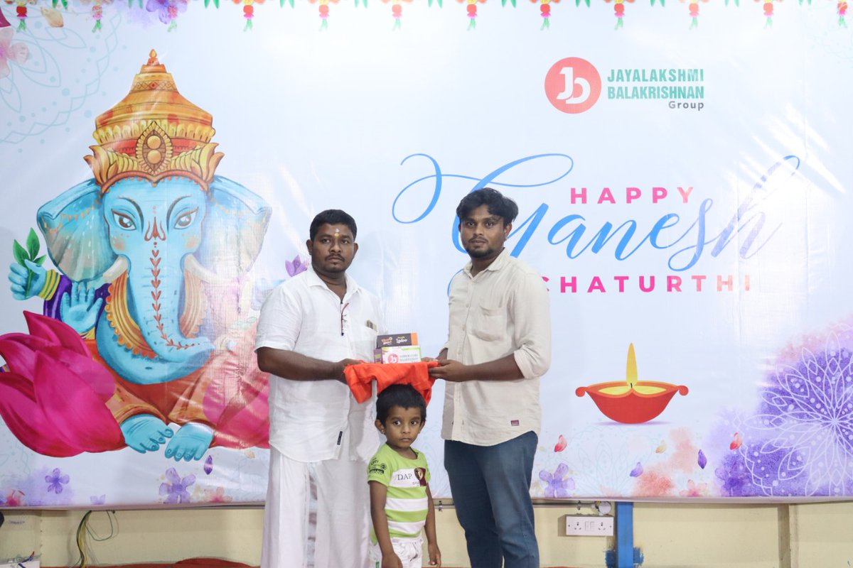 Fuehrer_fintech's tweet photo. Gift Distribution to our employees on occasion of Ganesh Chaturthi
#GaneshChaturthi2022 #fuehrerfintech #God
#Blessings #Ganesha #festivevibes https://t.co/Xphj9G3B9q