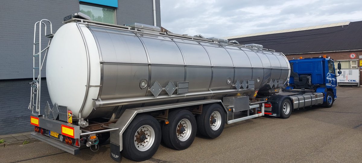 Burgtrailers's tweet photo. Onderhoud ☑️
VLG keuring ☑️
24 jaar oude Hobur van het Zwitserse Hofer Tanktransporte AG kan weer veilig de weg op.

#transport
#wegtransport
#swiss
#oplegger
#apk https://t.co/Q3xbho6x9v