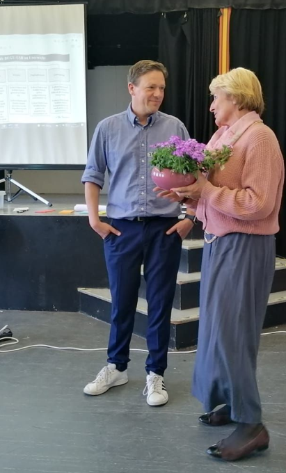 Die Berswordt-Europa-Grundschule hat mich vor einigen Wochen zu einem Workshop zur Erarbeitung eines Konzepts zur Beziehungsdidaktik nach Dortmund eingeladen. Herzlichen Dank für die tolle Bewirtung und  die schönen Blumen. 

Zur Workshopbeschreibung: jsoemers.de/blog/