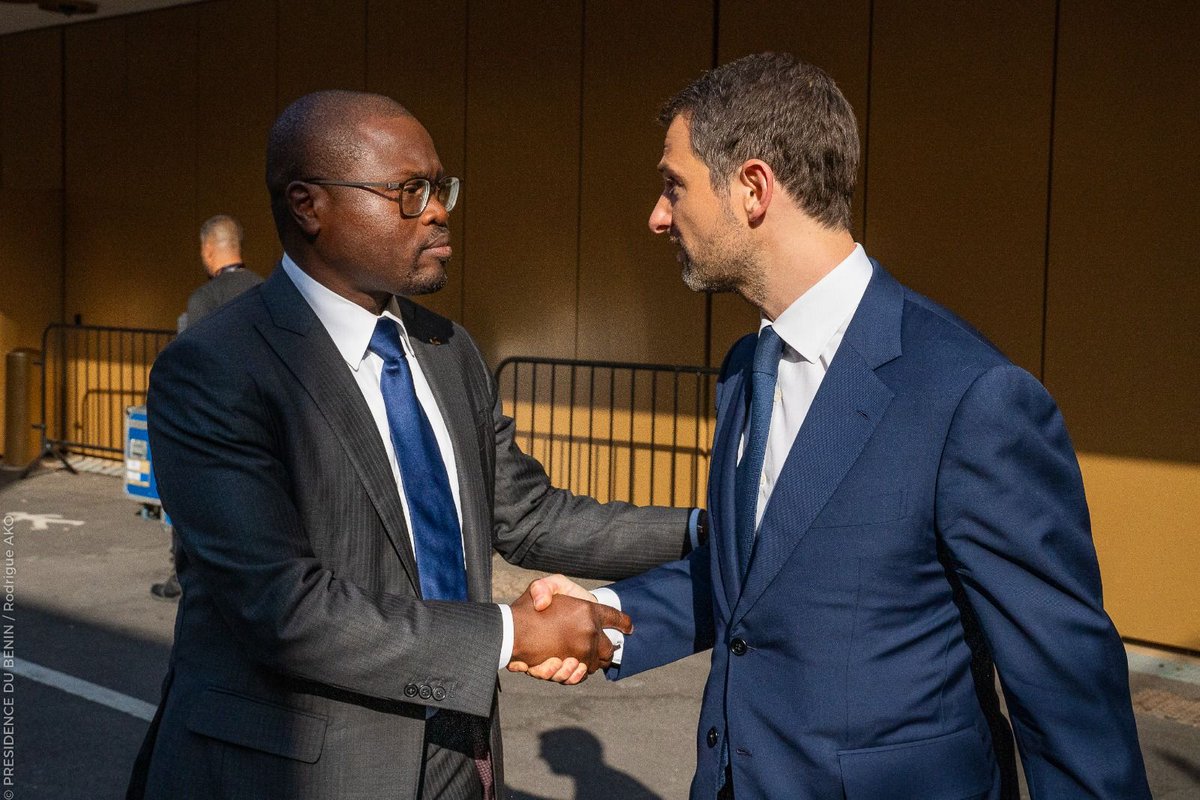 WadagniRomuald's tweet photo. J'ai accompagné le Président @PatriceTalonPR  hier à #LAREF22, organisée en #France par le @medef.

L'occasion d'exposer aux entrepreneurs réunis les réussites économiques du #Bénin et de les encourager à venir s'installer dans notre pays ! 🇧🇯 https://t.co/cohMc784oi