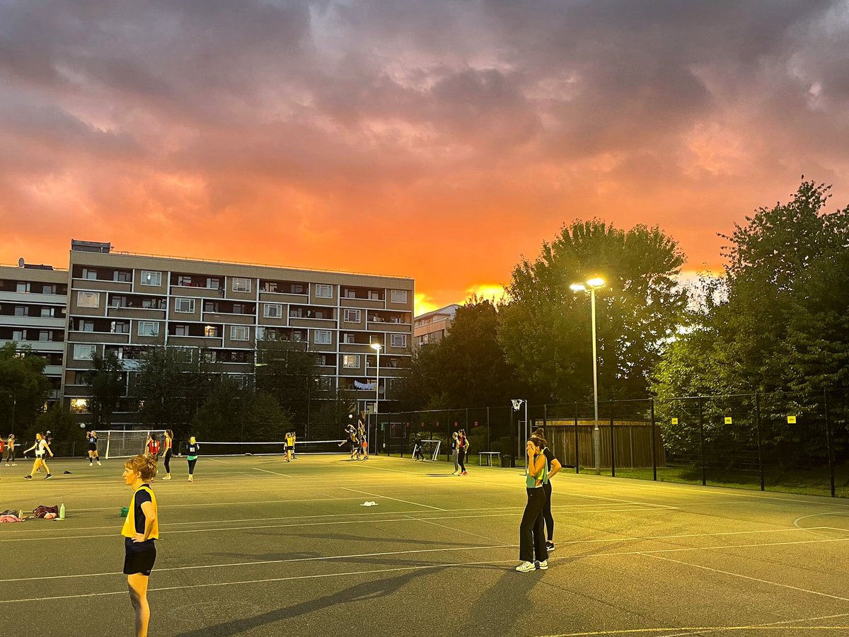 playnetball's tweet photo. The sunset last night in Angel! π
Want to see views like this? Come and #playnetball with us π«ΆπΌπ
#socialnetball #mixednetball #northlondonnetball https://t.co/5UCjsIPOb6