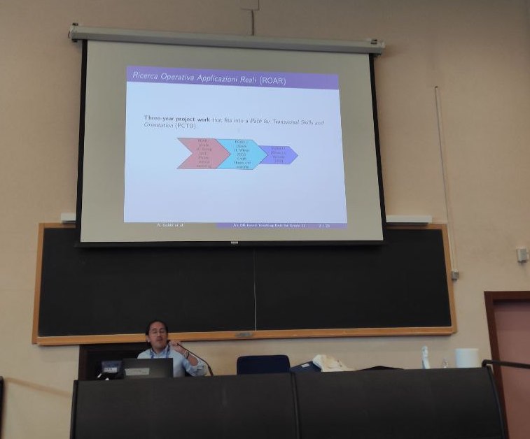 AliceRaffaele1's tweet photo. #ODS2022 #TeachingSession
After Eugenia, Alessandro Gobbi has presented the implementation of the second unit of #ROAR, the seminars of #ROARInAzione, and also another thing related to these and #orms #teaching ... 1/n https://t.co/jcazYyuZj2