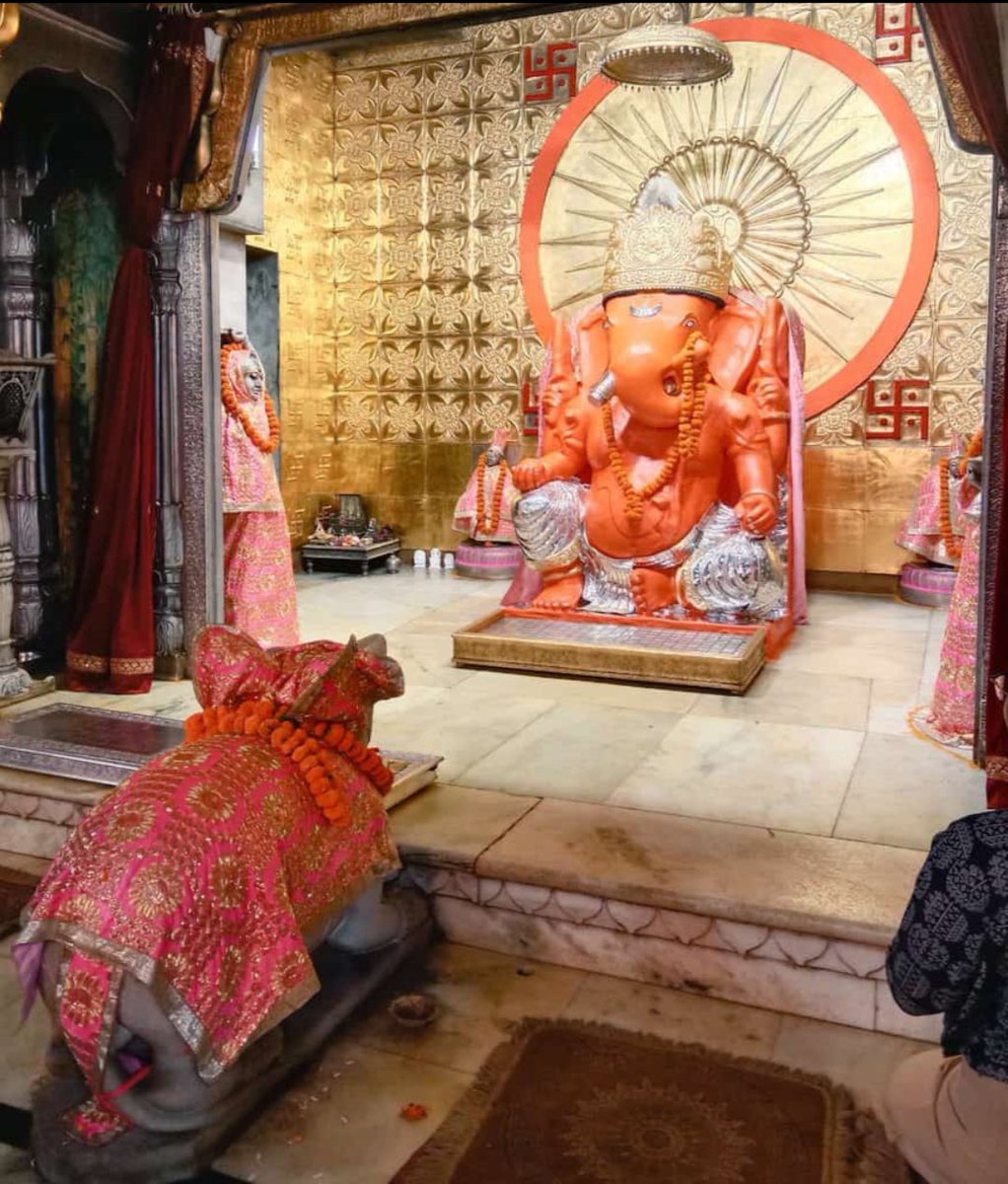 basanti_h's tweet photo. वक्रतुण्ड महाकाय सूर्यकोटि समप्रभ।
निर्विघ्नं कुरु मे देव सर्वकार्येषु सर्वदा॥

आप सभी को गणेश चतुर्थी के शुभ अवसर पर हार्दिक शुभकामनाएं। 🙏🙏🙏

#HappyGaneshChaturthi #GeneshChaturthi #गणेश_चतुर्थी_ https://t.co/14VpbtUNPa