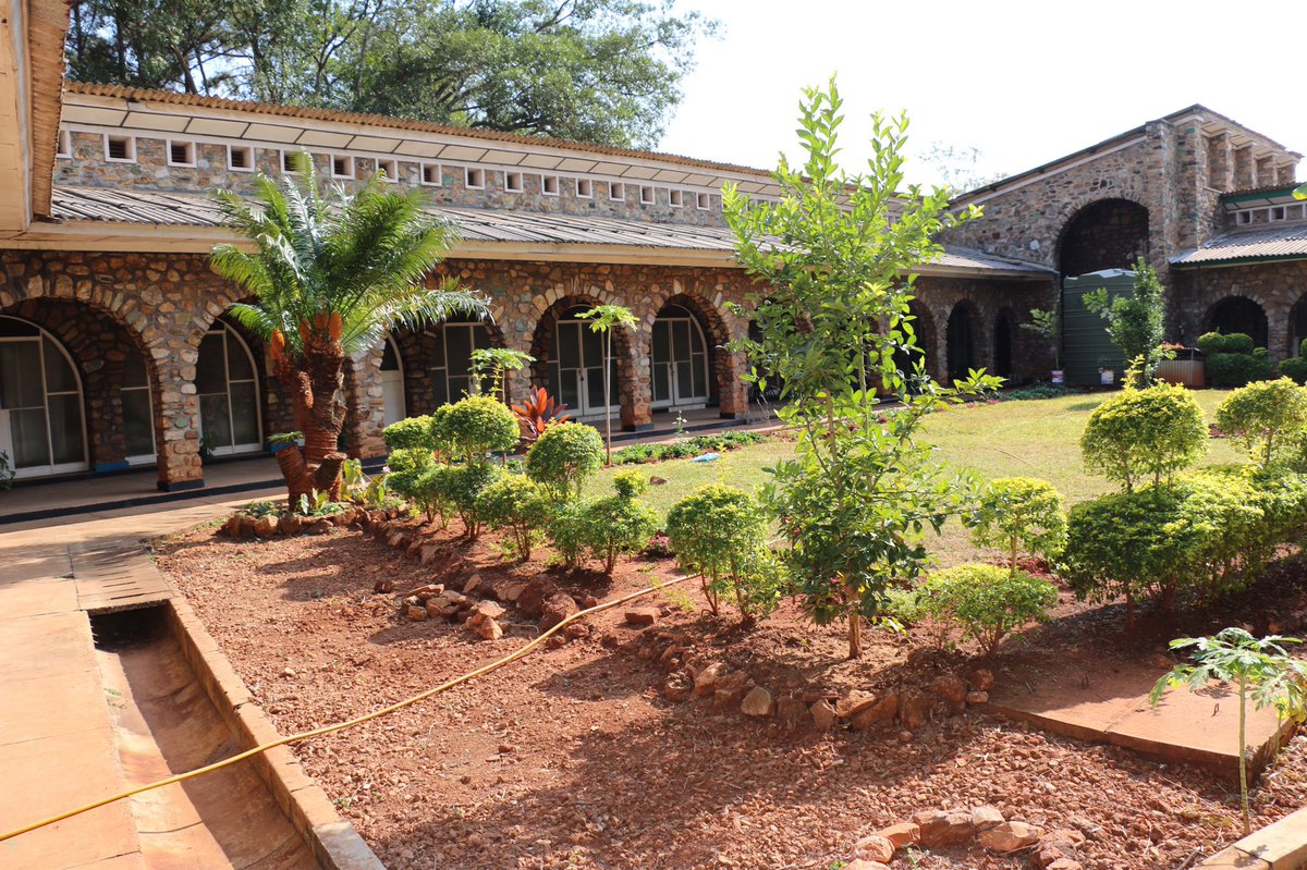 KiengeKki's tweet photo. Le lycée #Lubusha de #Luisha avait été construit par Jules Cousin, un Belge🇧🇪qui travaillait au #Katanga en honneur de Marguerite son épouse.
Elle n'avait pas d'enfants et avait légué toute sa fortune aux jeunes filles Congolaises🇨🇩. Elle a été enterrée là où est situé l'Institut https://t.co/FmIgTSJr2y