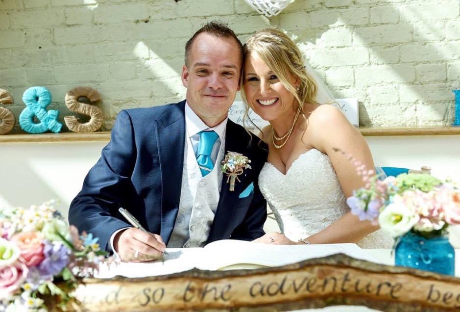 StaceSpurs1975's tweet photo. Happy 5th wedding anniversary to my wife @SarahG_THFC 

Thanks for everything you do (and for letting me play golf all the time!)

*yes, I know I’m massively punching 🤣 https://t.co/1I108oSNF8