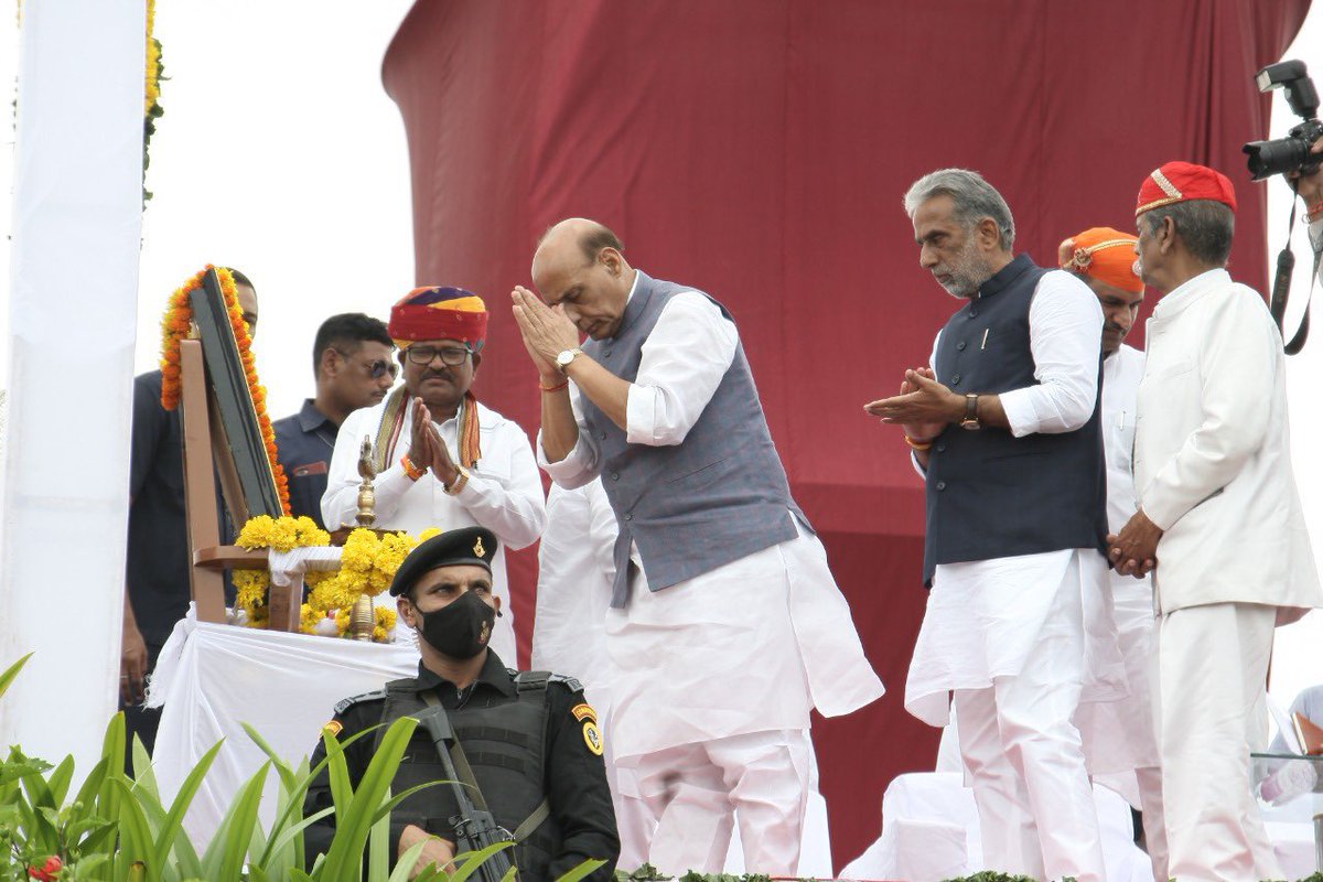 GurjarBoysPage's tweet photo. आज मेवाड़ की पु��्य धरती पर त्यागमयी मां पन्नाधाय की भव्य मूर्ति के अनावरण में माननीय रक्षा मंत्री श्री राजनाथ सिंह जी के साथ उपस्थित रहने का सौभाग्य प्राप्त हुआ। मां पन्नाधाय ने जातिवाद और स्वार्थ से ऊपर राष्ट्रभक्ति हेतु अपने पुत्र का बलिदान दे दिया था। https://t.co/G7Xht7fB4u