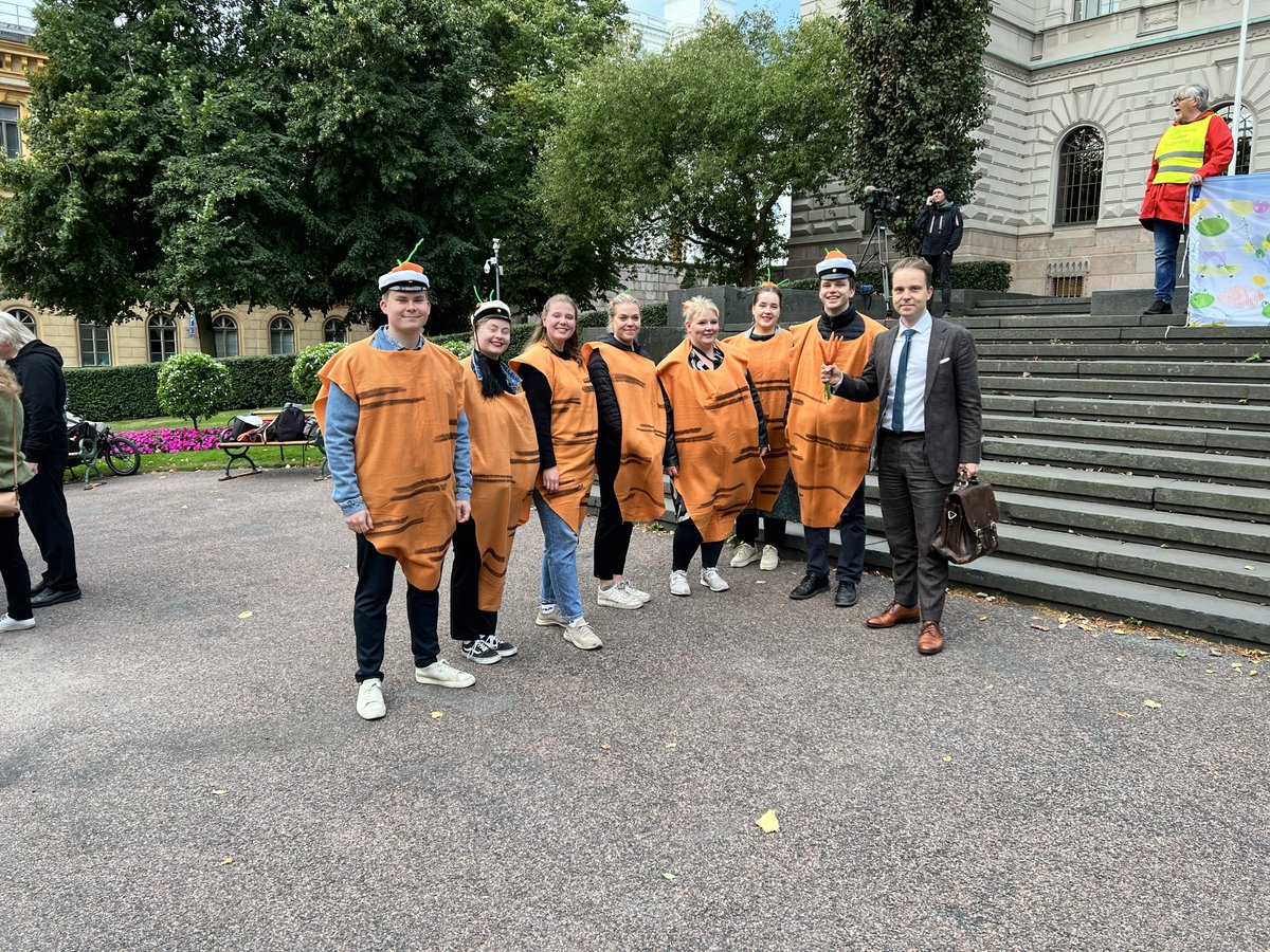 SYL_FIN's tweet photo. Muistutimme tänään hallitusta ennen budjettiriihtä ateriatuen tärkeydestä. Luovutimme tiede- ja kulttuuriministeri @HonkonenPetri'lle porkkanoita, jottei hallitus unohda, että myös opiskelijat tarvitsevat riittävät ja terveelliset eväät!

#budjettiriihi #ateriatuki https://t.co/Hfm6yc8hh0