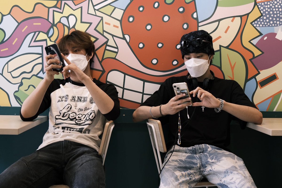 P1HarmonyTrans's tweet photo. @P1H_members [TRANS] #KEEHO

As much as I tease you, I love you! You're always going to be a friend.. Let's stay friends until we die! Let's have fun on your birthday!!! 😝 I love you!!! 
It's not enough to post once, so I'm posting everything!! Wish Intak a happy birthday~~
#HappyINTAKDay https://t.co/BiTJAKdkNO