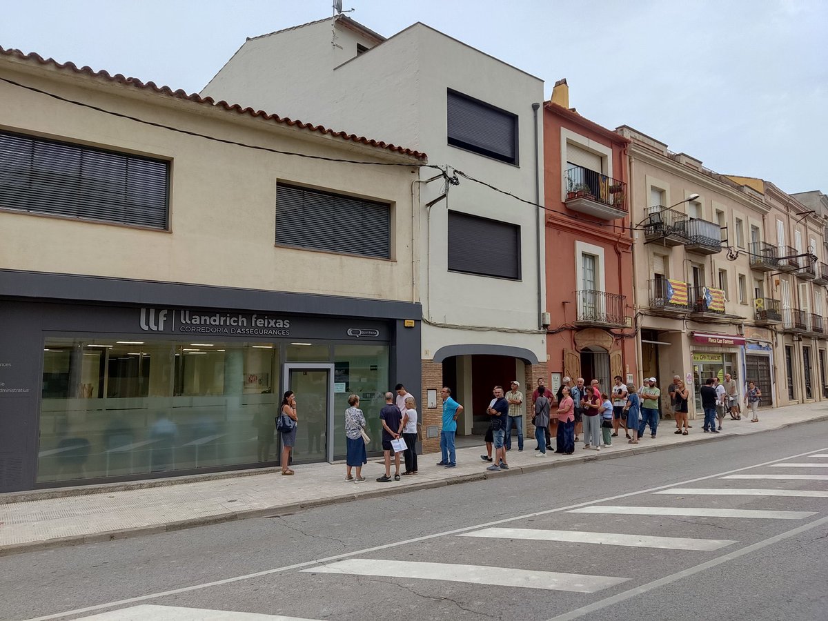 I avui a #LaBisbal toca avaluar danys, netejar façanes i cobertes, <a href="/bomberscat/">Bombers</a> desenrunant, cues a les asseguradores i grues recollint encara cotxes que han quedat inservibles… <a href="/Vakapiupiu/">Niel Delmar</a> <a href="/AlfredRPico/">Alfred Rodríguez Picó</a> @eltempsTV3 <a href="/TempsCatalunya/">El Temps a Catalunya</a> <a href="/ARAmeteo/">ARA Méteo</a> <a href="/Monica_Usart/">Mònica Usart</a> <a href="/hydra_66/">tous les airs y sont</a> <a href="/meteocat/">Meteocat</a>