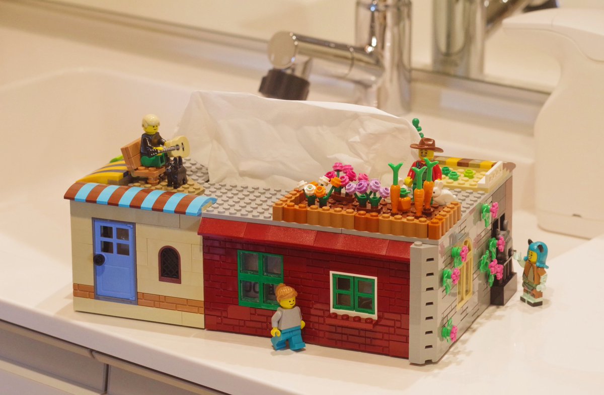 レゴでつくったペーパータオルケースは、息子のお友だちが遊びに来た時、最初の手洗いでレゴ好きをアピールできます😆🙌

街にもなっていて、ミニフィギュアたちが楽しく過ごしています☺🎵
#LEGO90years
#レゴで日常を遊び場に
