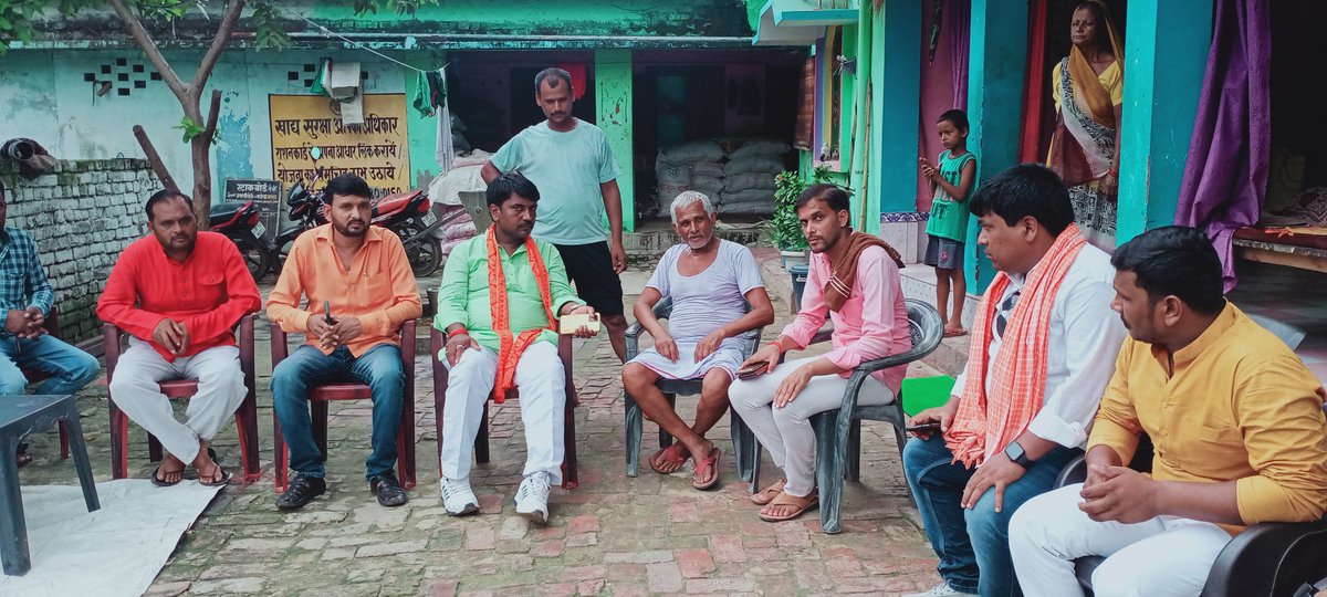 314_ganesh's tweet photo. आज अपने विधानसभा क्षेत्र धनघटा के ग्राम सभा महुली के कुरमियाना टोला निवासी सुरेन्द्र चौधरी जी की करंट लगने से आकस्मिक निधन की सूचना पर पीड़ित परिवार से मिलकर ढाढ़स बंधाया।

ईश्वर से प्रार्थना है कि दिवंगत आत्मा को शांति प्रदान कर अपने श्री चरणों में स्थान दे।।
ॐ शांति🙏 https://t.co/sT0YvbFHmi
