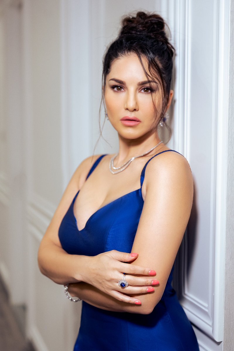 SunnyLeone's tweet photo. My night at @filmfare ✨ https://t.co/tFVlp53qf5