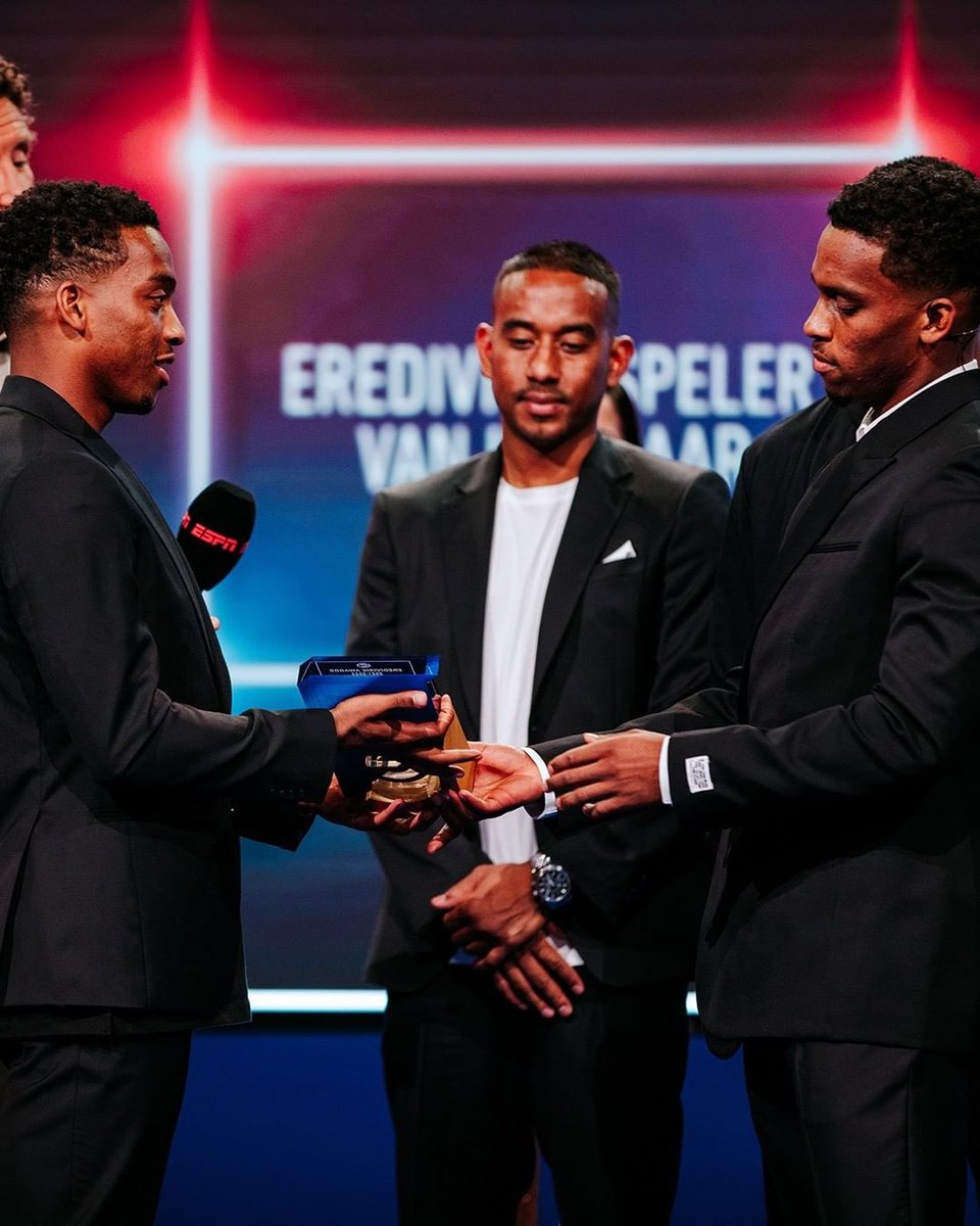 JurrienTimber's tweet photo. 𝑾𝒉𝒂𝒕. 𝑨. 𝑵𝒊𝒈𝒉𝒕 ✨
Receiving these two awards in front of my family was one of the most beautiful moments in my life. I want to thank my teammates, coaches, friends and family for being there for me. Without you all I wouldn't be able to do what I do best 🙏🏾 https://t.co/vwlB1x9SyR