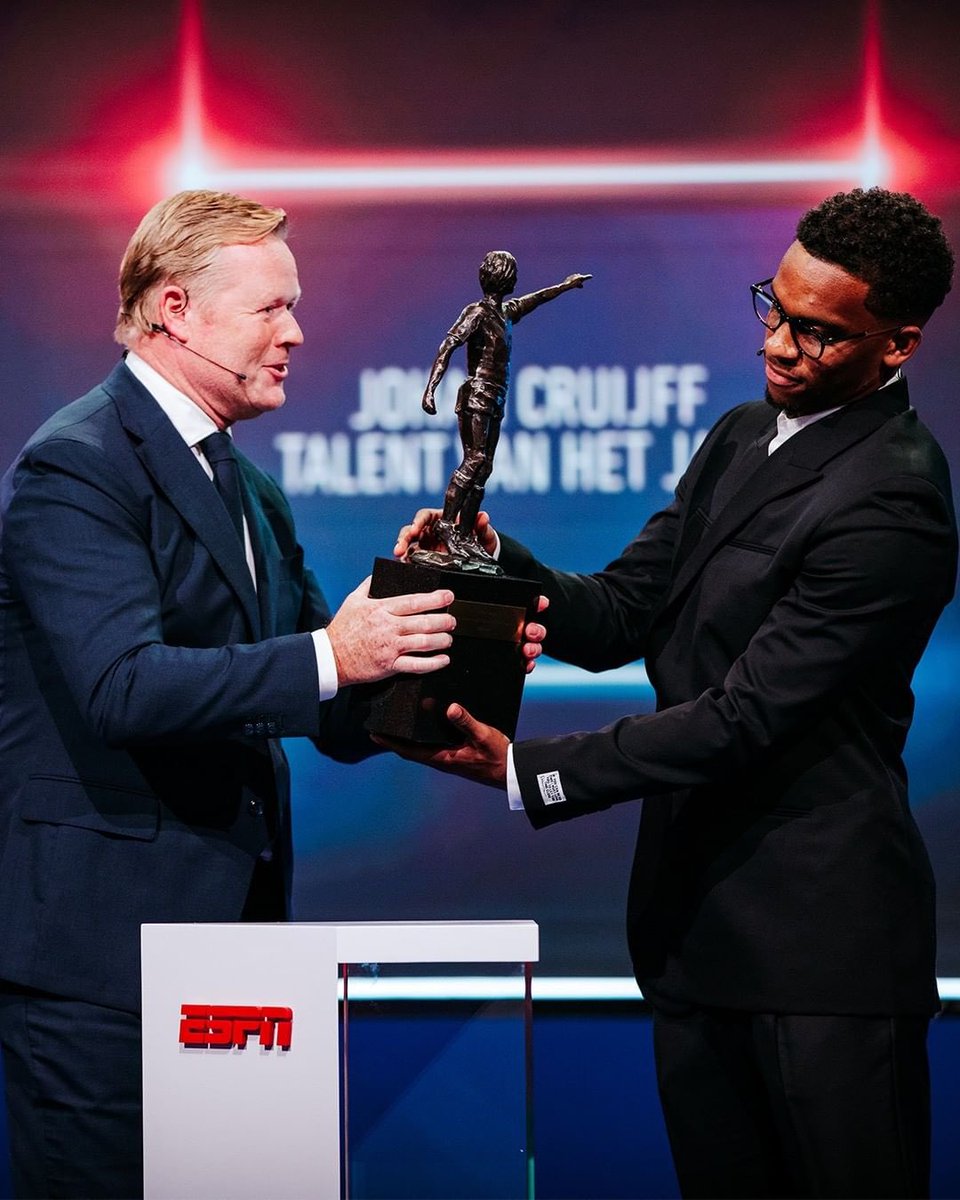 JurrienTimber's tweet photo. 𝑾𝒉𝒂𝒕. 𝑨. 𝑵𝒊𝒈𝒉𝒕 ✨
Receiving these two awards in front of my family was one of the most beautiful moments in my life. I want to thank my teammates, coaches, friends and family for being there for me. Without you all I wouldn't be able to do what I do best 🙏🏾 https://t.co/vwlB1x9SyR