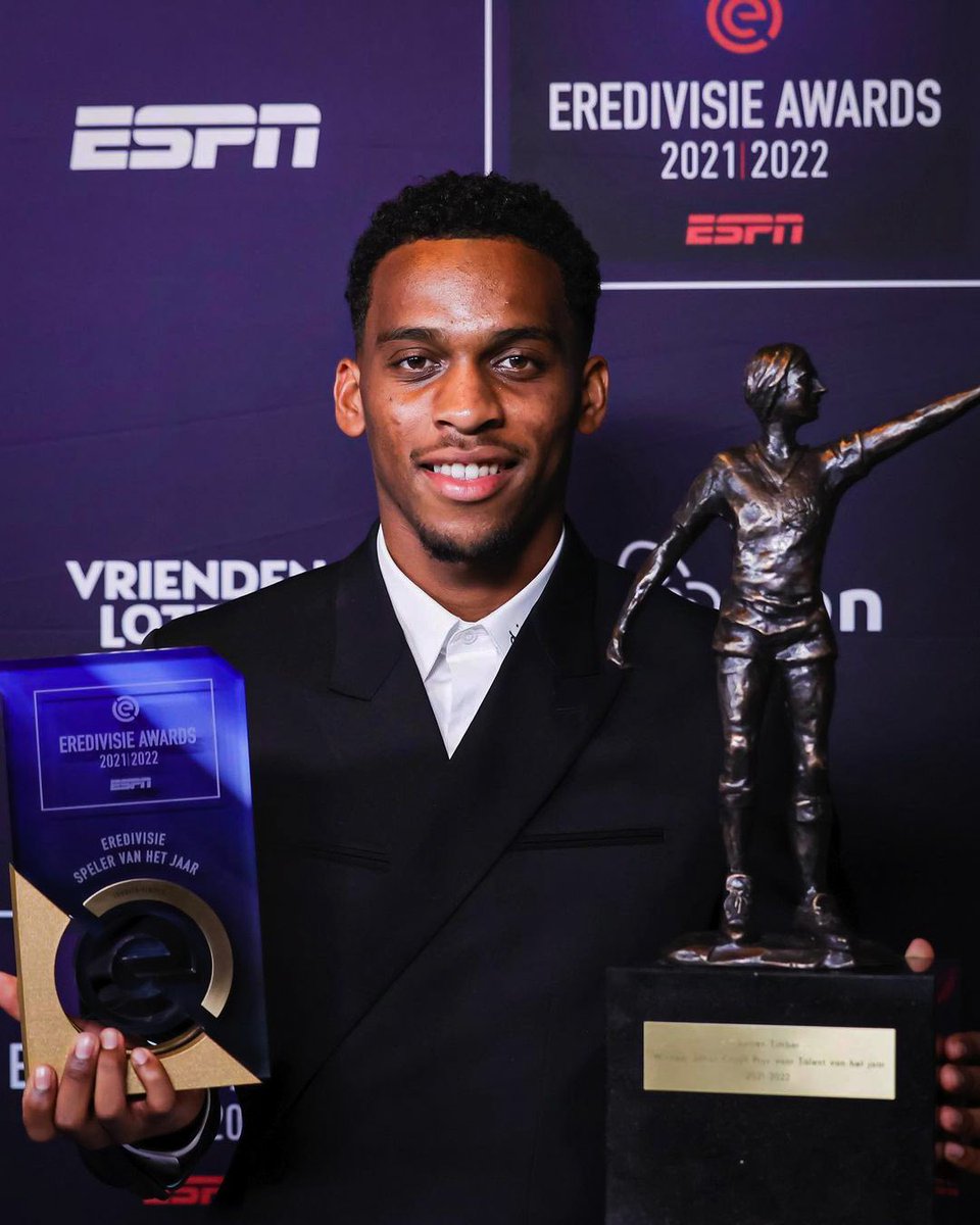 JurrienTimber's tweet photo. 𝑾𝒉𝒂𝒕. 𝑨. 𝑵𝒊𝒈𝒉𝒕 ✨
Receiving these two awards in front of my family was one of the most beautiful moments in my life. I want to thank my teammates, coaches, friends and family for being there for me. Without you all I wouldn't be able to do what I do best 🙏🏾 https://t.co/vwlB1x9SyR
