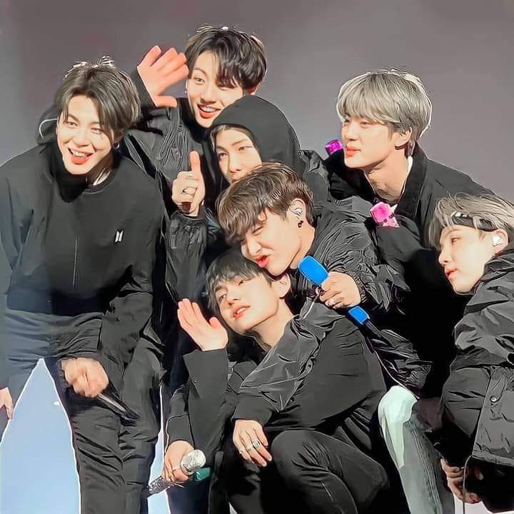 bts_ptarmy's tweet photo. Hiii!! Não tenho conseguido estar muito presente aqui no Twitter, com o trabalho não tem sido fácil! Mas sempre que posso apoio os nossos meninos! São eles que me têm dado forças! 💜🙏🏼 https://t.co/5n4TSZ9Ukg