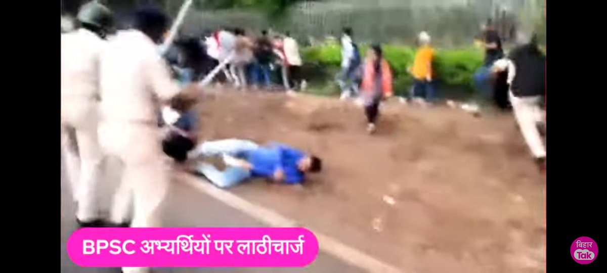 ashoutoshkashya's tweet photo. Paper leak BPSC ne karaya, Laathi students pe chalaya ja raha hai. जब जब छात्र बोला हैं , राज सिंहासन डोला हैं…
#BPSC_PT_IN_ONE_SHIFT https://t.co/LrtCrDWcl9
