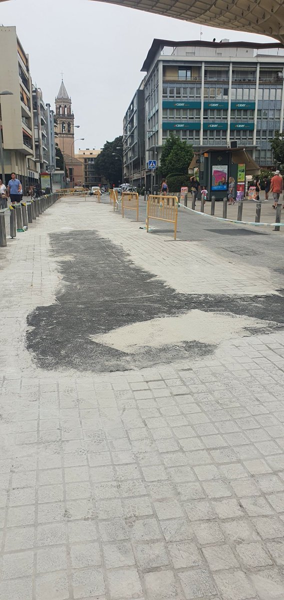AlvaroNua's tweet photo. Y dijo Herodes ; Vergüenza del listo y del que supervisa las obras en el @Ayto_Sevilla. Como se mueven los adoquines pues ponemos parches de asfalto, ahí que quitar el paso de peatones central que se lo está cargando todo por los frenazos. #homeporfavó @antoniomunozsev https://t.co/xkjjHxLQW3