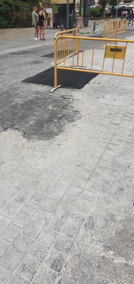 AlvaroNua's tweet photo. Y dijo Herodes ; Vergüenza del listo y del que supervisa las obras en el @Ayto_Sevilla. Como se mueven los adoquines pues ponemos parches de asfalto, ahí que quitar el paso de peatones central que se lo está cargando todo por los frenazos. #homeporfavó @antoniomunozsev https://t.co/xkjjHxLQW3