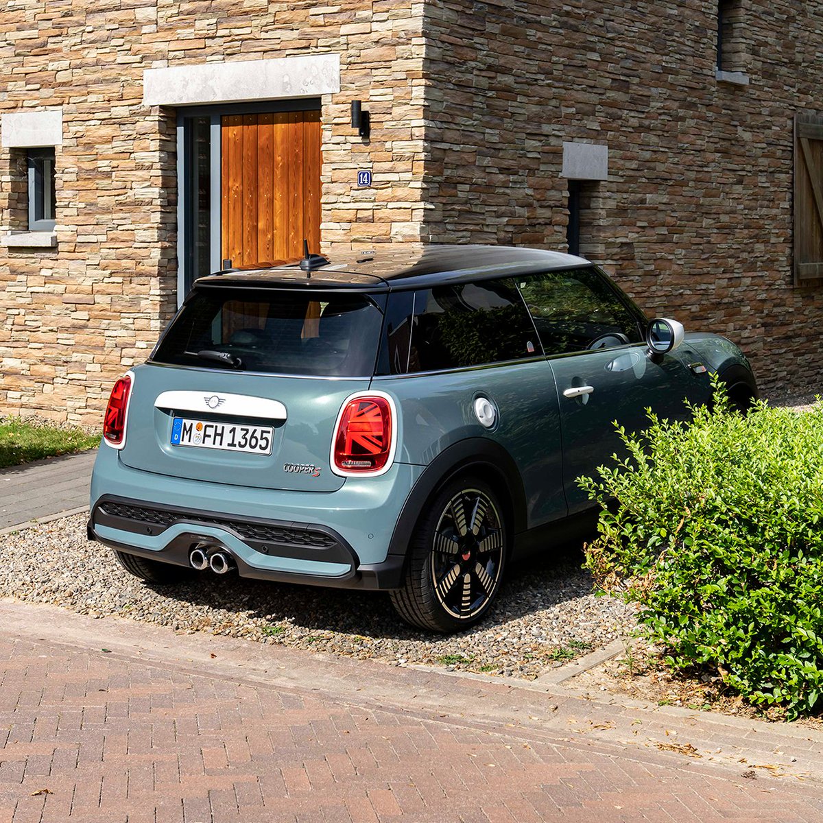 Iskoristite najlepše boje da obojite vaš život.🎨🖌
Nova MINI Multitone Edicija za još urbaniji izgled vašeg omiljenog MINI Hatch modela.
#minisrbija #MINI #BIGLOVE #MINIEditions #MINIMultitoneEdition