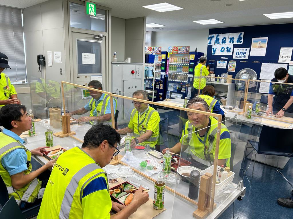 TY40222349's tweet photo. Team - NRT Ramp
Summer Recognition with Japanese Obento! Great to see so many smiles. 
@weareunited @JT67977409 @sam_shinohara @keiichi_hirao @kojtamari @SakimotoHiro @NosakaKaz @TaiYano2 @u130899 https://t.co/7uZKIeN6oM