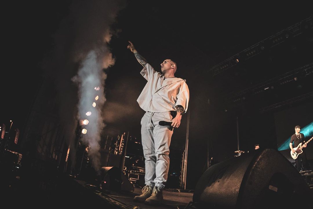 umusicpt's tweet photo. O @oFernandoDaniel continua a bater recordes de afluência com a tour #Presente 2022! 🔥 As históricas #Fatacil, em #Lagoa, e #Agrival registaram a maior multidão de sempre durante o concerto do artista. ❤️ Parabéns, campeão! 🥺 https://t.co/2zZP8nXvBG
