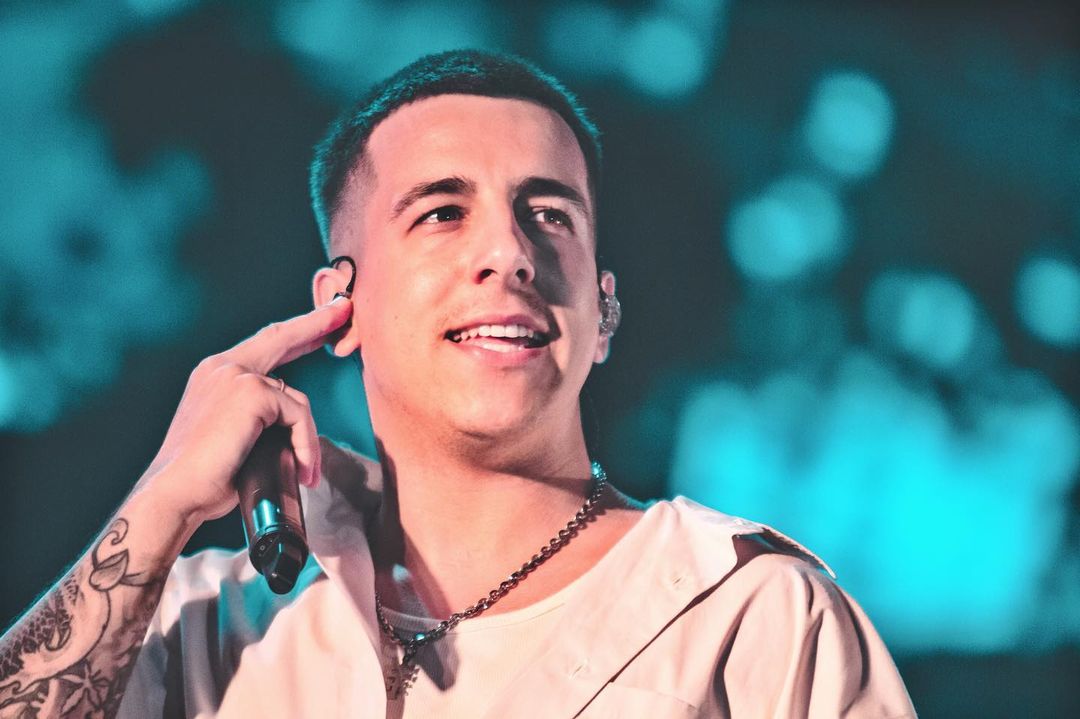 umusicpt's tweet photo. O @oFernandoDaniel continua a bater recordes de afluência com a tour #Presente 2022! 🔥 As históricas #Fatacil, em #Lagoa, e #Agrival registaram a maior multidão de sempre durante o concerto do artista. ❤️ Parabéns, campeão! 🥺 https://t.co/2zZP8nXvBG