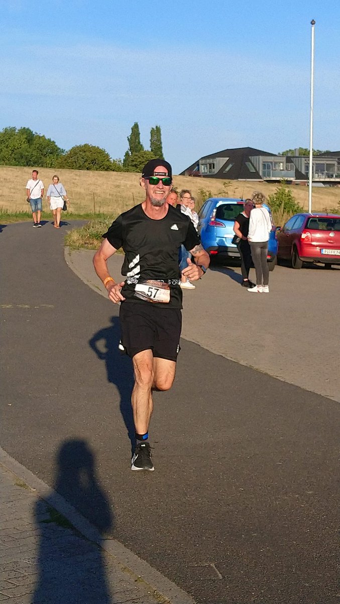 StephanCzarnow1's tweet photo. Finished the #sunsetwattenmeer2022 last weekend. 250km relay run from Hamburg to the coast St. Peter Ording. https://t.co/Wj0sEELtOw