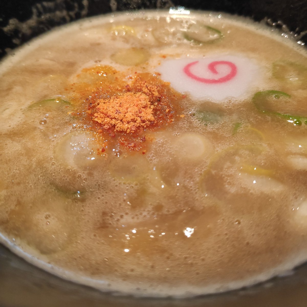 meiyo_music's tweet photo. コロナ禍で早々に閉店してしまった【大臣プロデュース渋谷吉虎】の鶏白湯つけ麺食べたすぎて今でも毎日虚無感を抱いてる　またこのつけ麺を食べられる日が来ないことにはこの先どんなに良いことがあってももう普通に一生虚無　もうこのツイートオーナーさんに届いてほしい https://t.co/hgkUPE01Db