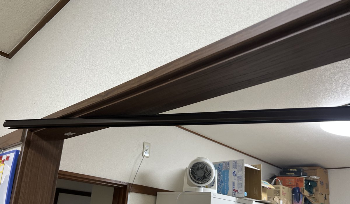 senhiro_d_s's tweet photo. 久しぶりにアコーディオンドアを一人で取付してきました。
取付方はほんの少し短めにレールをカット、レールを回して針金通したランナー部をレールに通して、またレールを回転させて戻して、レールを固定すればOK。参考に　＃アコーディオンドア一人で取付　＃インテリア　＃アコーデオンドア施工例 https://t.co/2nxzNJgHHq