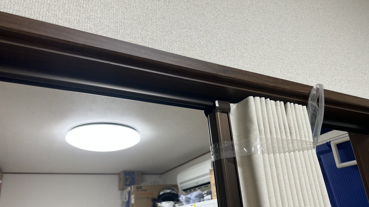 senhiro_d_s's tweet photo. 久しぶりにアコーディオンドアを一人で取付してきました。
取付方はほんの少し短めにレールをカット、レールを回して針金通したランナー部をレールに通して、またレールを回転させて戻して、レールを固定すればOK。参考に　＃アコーディオンドア一人で取付　＃インテリア　＃アコーデオンドア施工例 https://t.co/2nxzNJgHHq