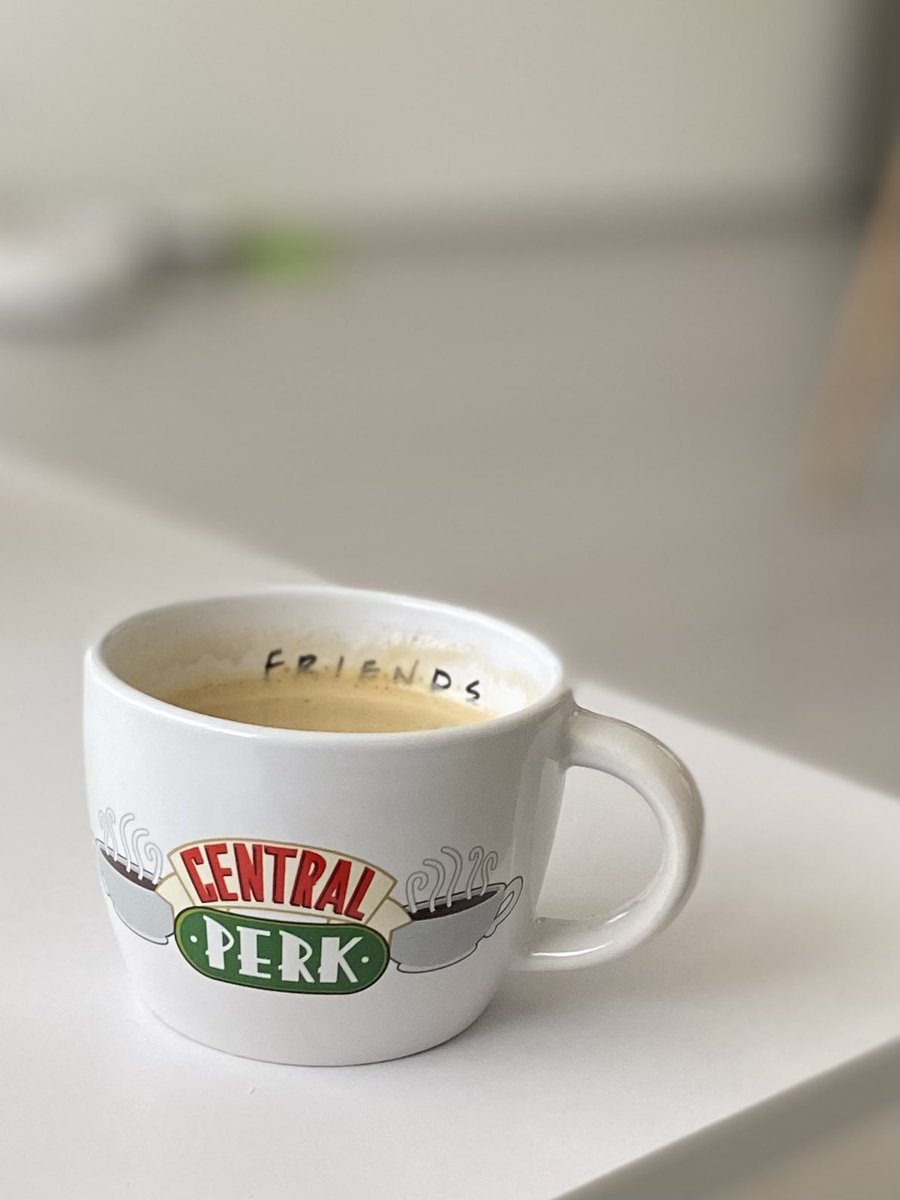 OliverMagan's tweet photo. Tegnap kaptam ezt a kávésbögrét és ma muszáj volt ebből innom a reggeli kávémat ☕️ Szerintetek is menő? 😎 #friends #coffee #magyar #reggel https://t.co/9RKydmWCWQ