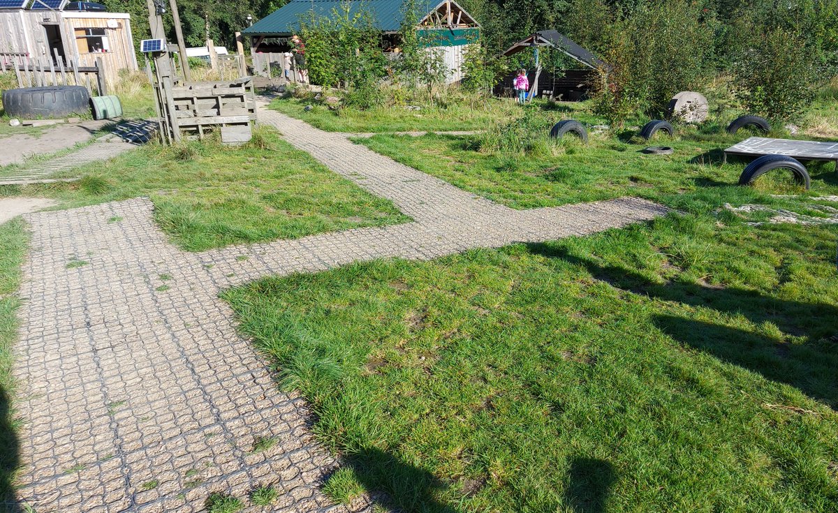 CameronSprague2's tweet photo. Land management is something that we have experimented with since the start in Fort William. Being in the rainiest part of the UK mud is a constant problem. Simply adding paths has reduced foot traffic in problem areas and we now have healthier grass than we have ever had. https://t.co/newgXwizAd