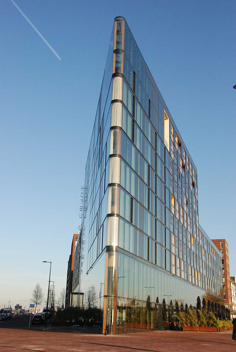 dehoutkrant's tweet photo. DEN HAAG - Omdat glas bijna volledig gerecycled wordt, daalde de milieu-impact hiervan aanzienlijk de afgelopen jaren. De Vakgroep GLAS van Bouwend Nederland liet daarom nieuwe berekeningen maken van de diverse samenstellingen van isolatieglas en paste

https://t.co/qba71oQmwL https://t.co/wVI5KVCjO6