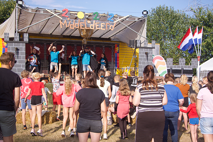 eerdsekrant's tweet photo. KinderVakantieWerk Eerde geopend met het KVW-liedje en spectaculaire en humoristische vogelshow. Thema dit jaar van de driedaagse is de middeleeuwen. https://t.co/Hg2Ozi16gG