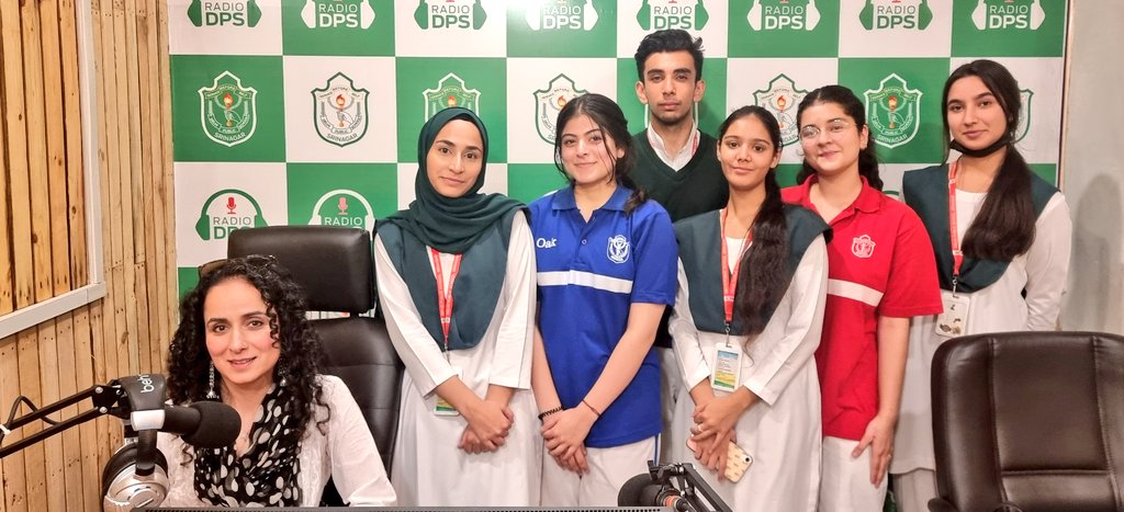 RadioDps's tweet photo. Radio DPS students had a wonderful time today interacting with @AliyaNazki from @BBCUrdu. 

They got to learn about broadcast journalism/ Radio broadcast and a lot of things related to media . 
We thank Aliya for sharing her experience with the kids at @dpssgr 
@rjnasirkashmir https://t.co/9ynL0ND0Pp