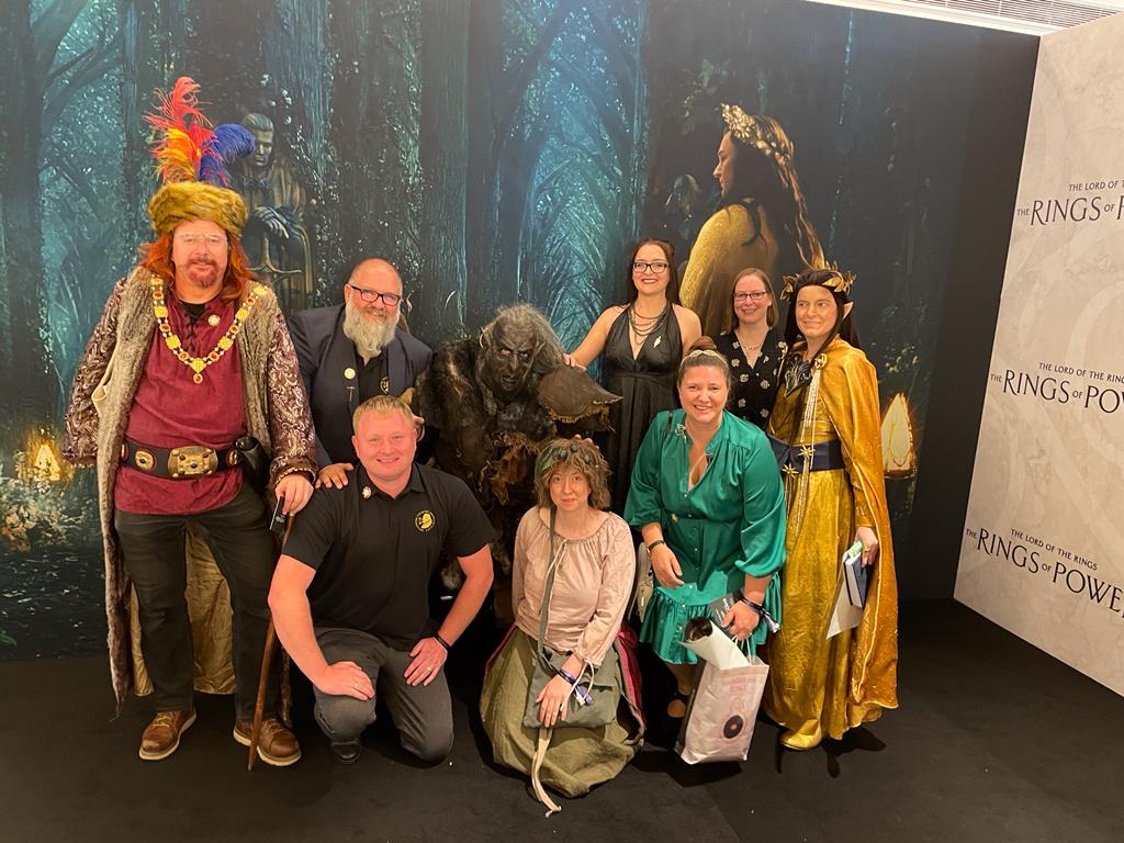 tolkien_ndrh's tweet photo. Gestern hatten wir die Gelegenheit die ersten zwei Folgen von #TheRingsofPower in #London zu sehen. Ein rasanter und Bildgewaltiger Ritt durch #Mittelerde wie wir es noch nie gesehen haben

Danke an alle die dabei waren und es möglich gemacht haben #lotrbeiprime #dieringedermacht https://t.co/2raGGszKK5