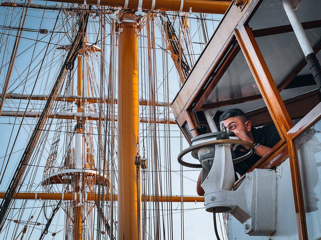ItalianNavy's tweet photo. #NaveVespucci a Manfredonia! 
Sali a bordo anche tu, potrai visitarla a partire dalle 11.30. 

#MarinaMilitare #NoiSiamolaMarina 
#AmerigoVespucci. https://t.co/RppEwaDsJA