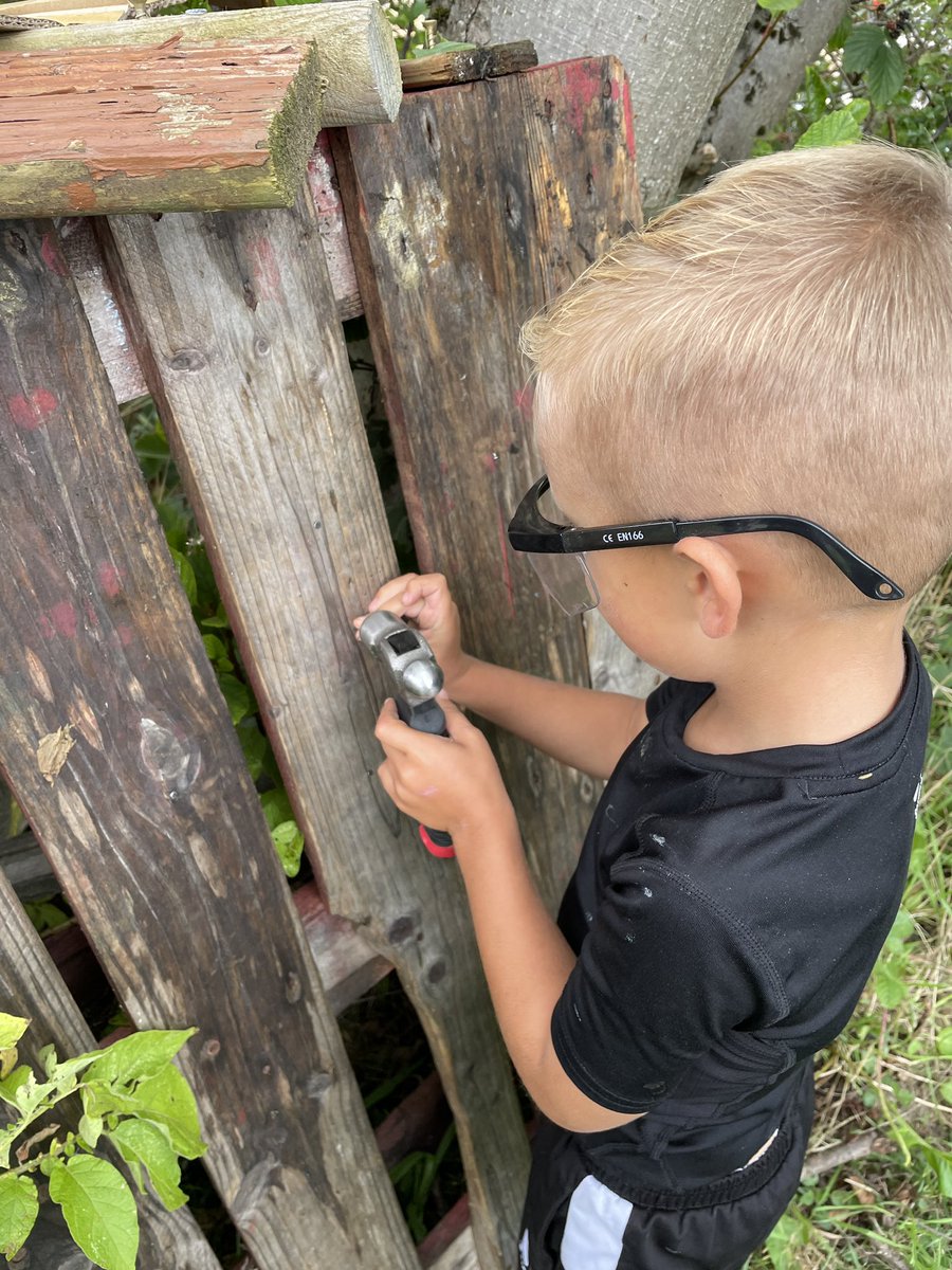 antonineps_nurs's tweet photo. We have been so engaged hunting for bugs that we decided to make our own hotel. We discussed what bugs need to survive and found all the materials we needed from our garden/woods. We then used real tools 🛠 #teamwork #antoscience “it’s dark and smelly the bugs will love it” https://t.co/zgPYmXtaJu